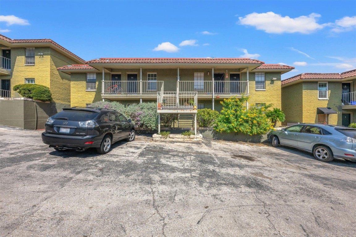 Location, location, location!  This charming second story 1 bedroom is in the heart of Austin.