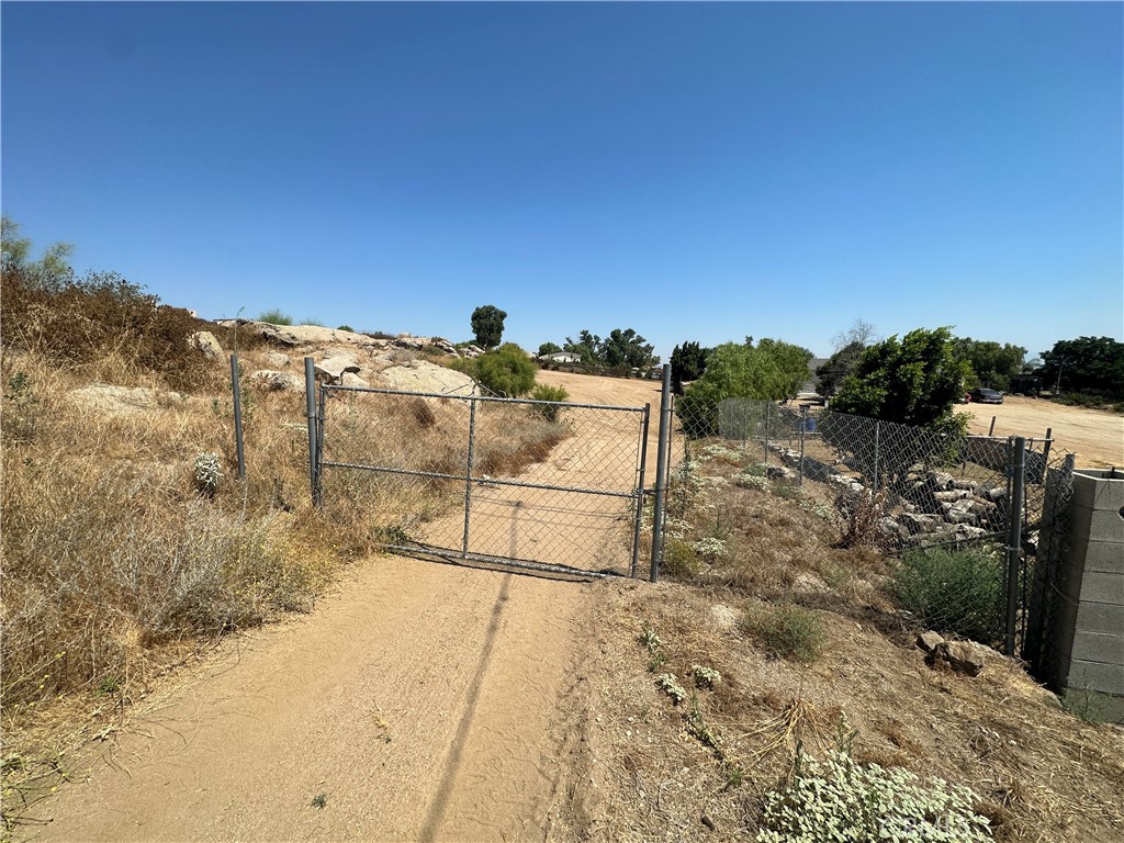 a view of a pathway with a yard