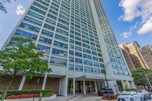 $1,835 | 1700 East 56th Street, Unit 1404 | East Hyde Park