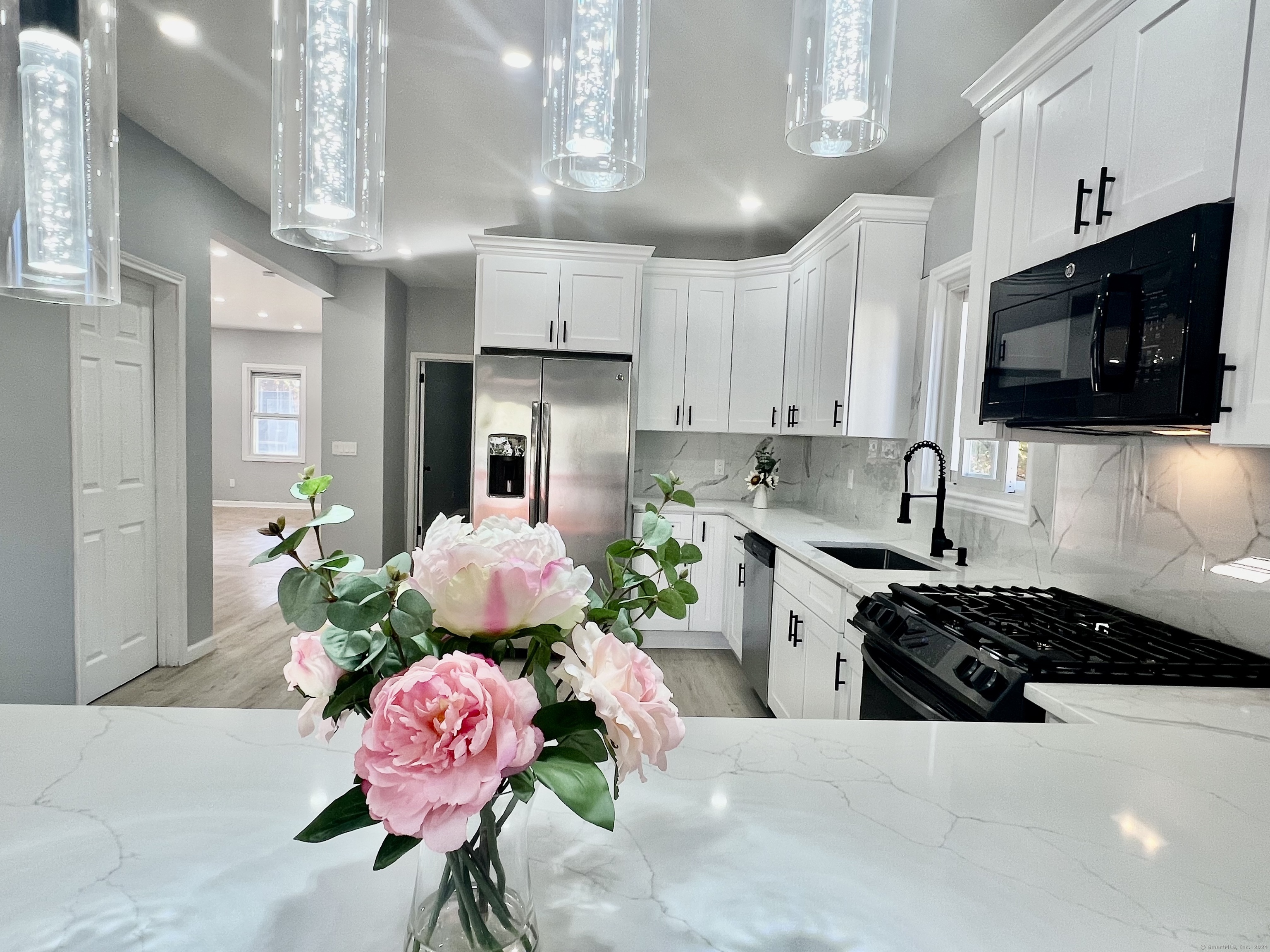 Large, Modern Eat In Kitchen with Breakfast Bar & Quartz Countertop