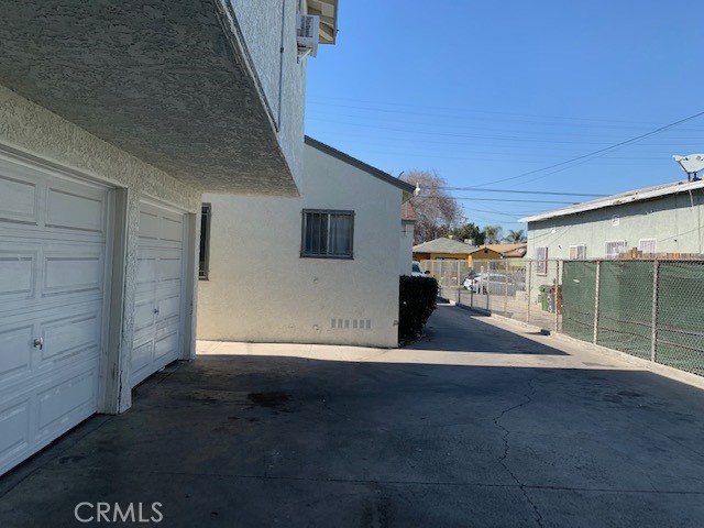 a view of a house with backyard