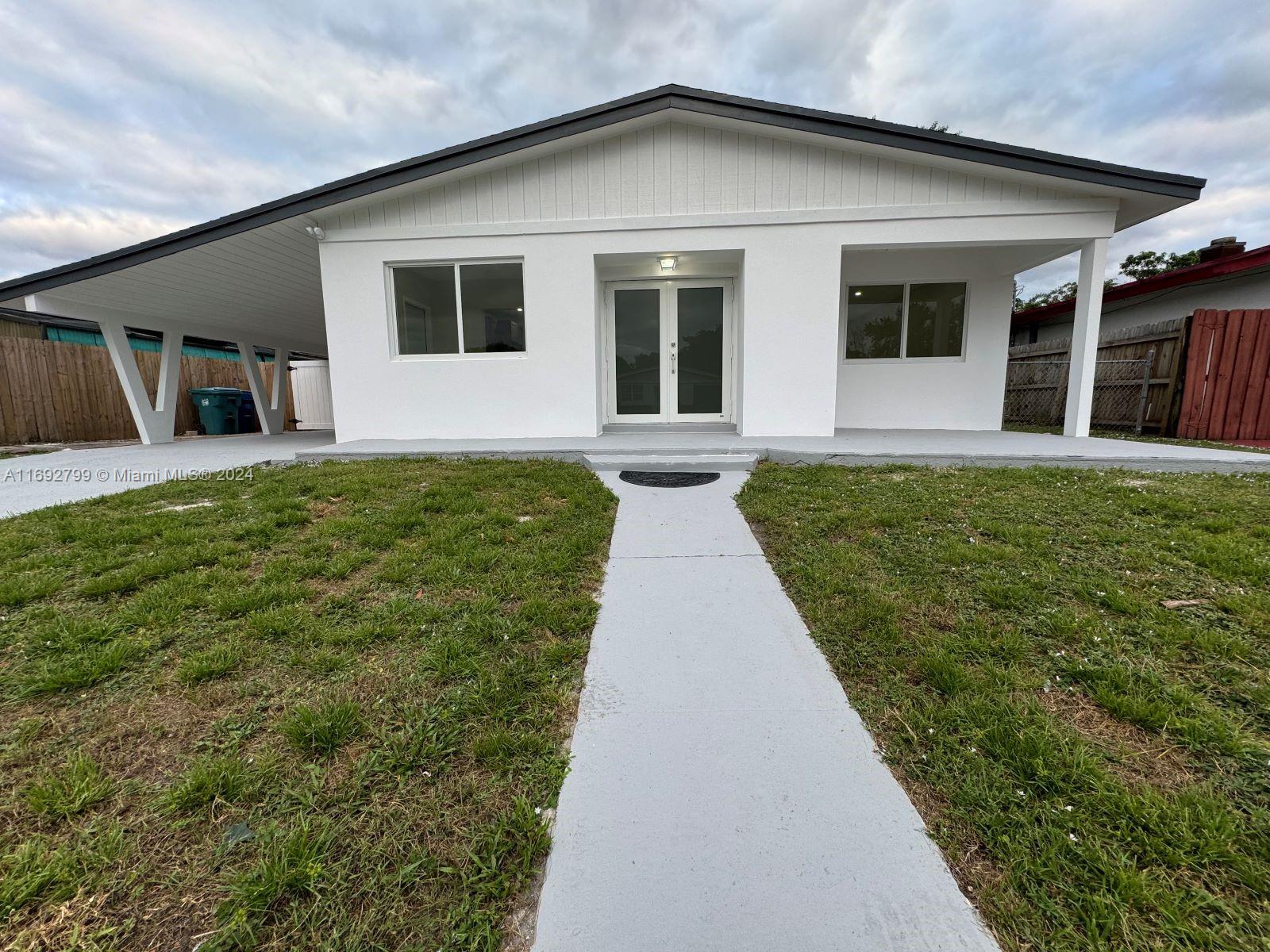 a view of a house with backyard