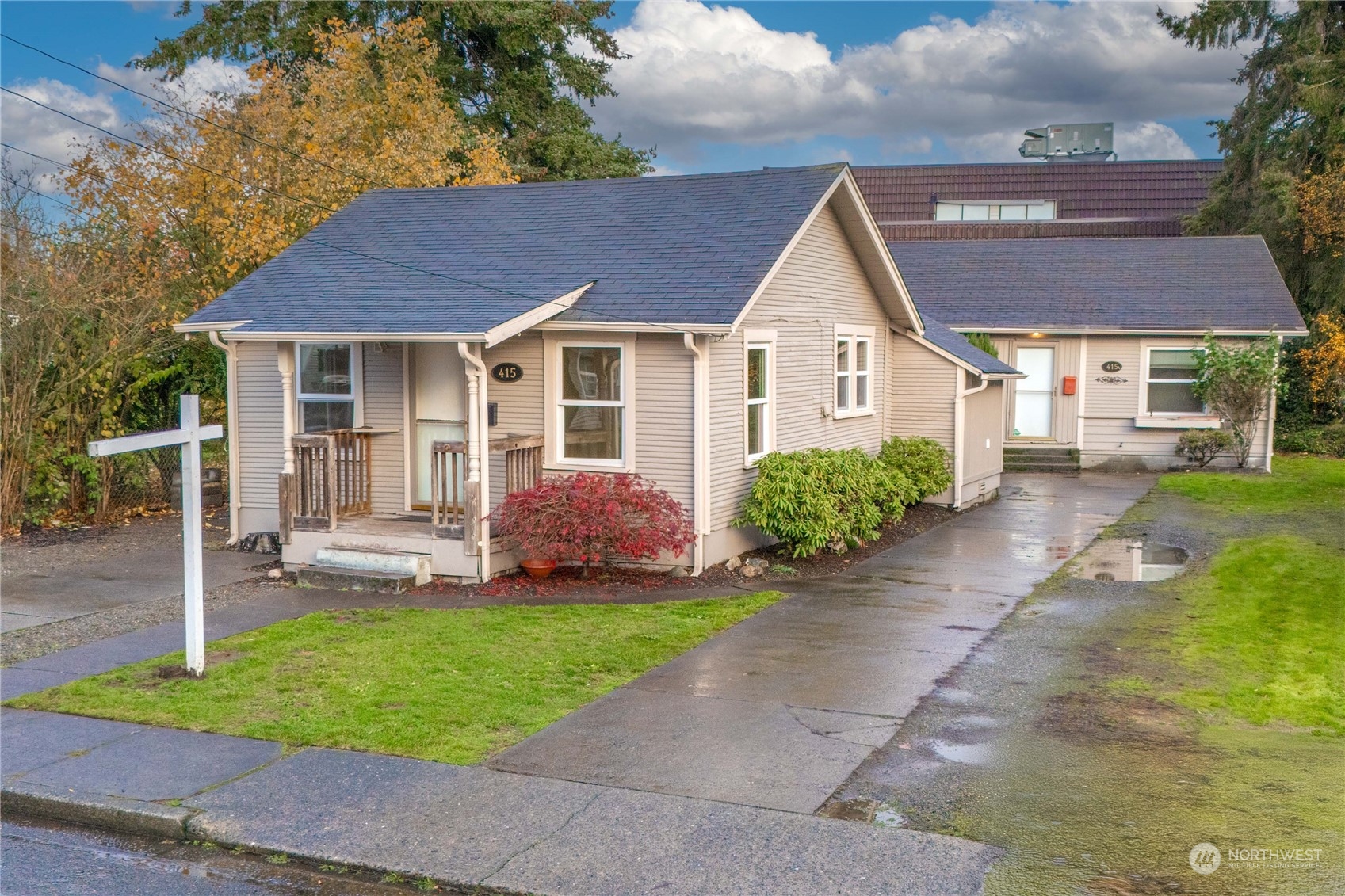 a view of a house with a yard and plants