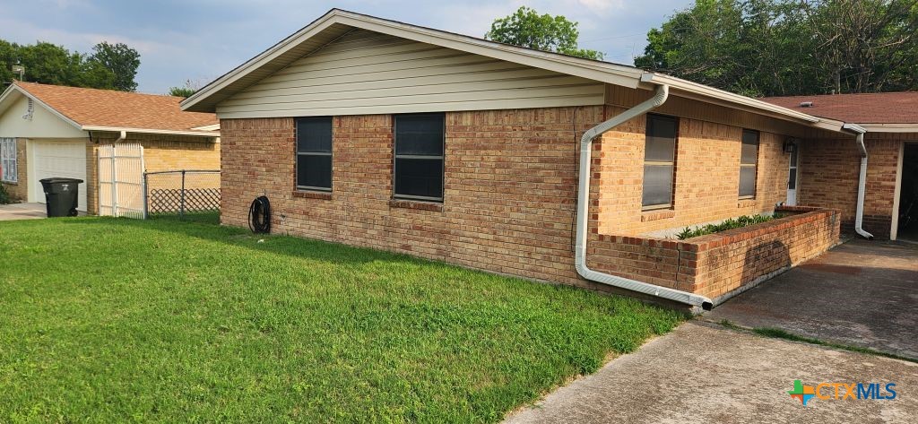 a view of a small house with a yard