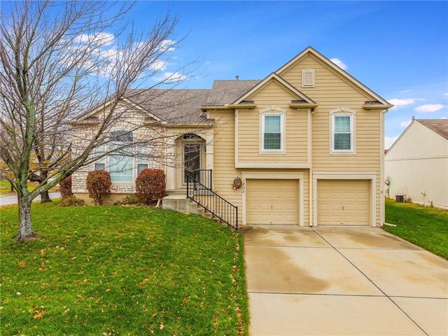 $360,000 | 1805 West Fredrickson Circle | Olathe