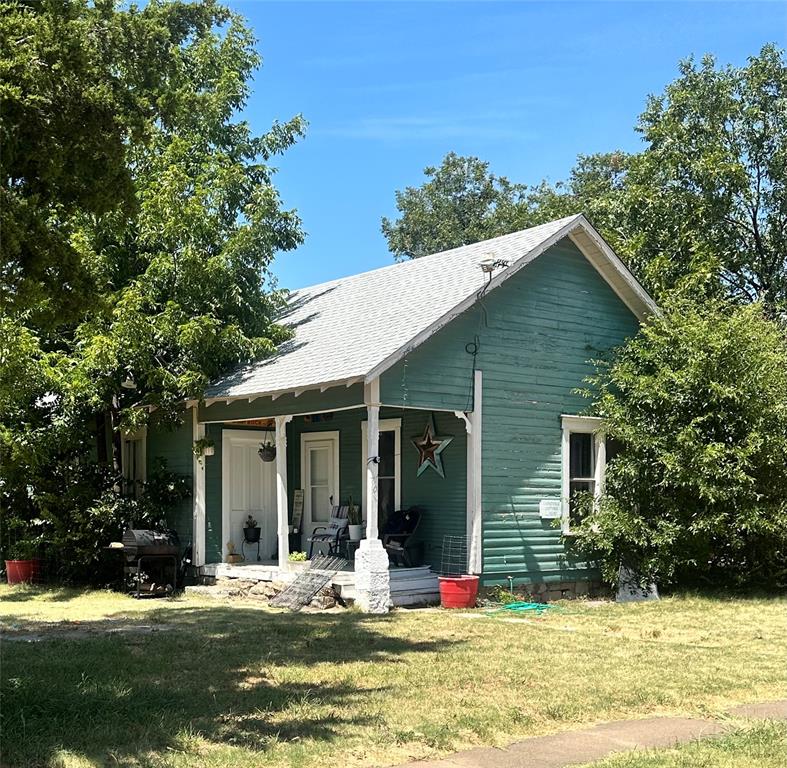 a view of a house with yard and sitting area