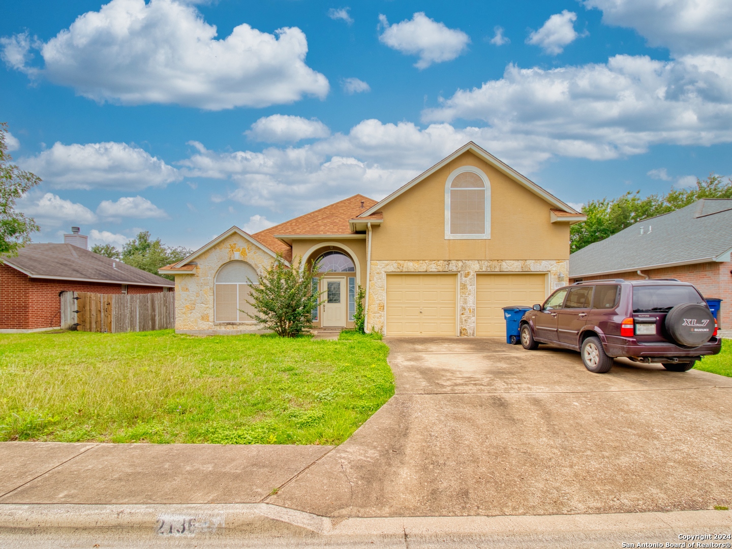 a view of front of a house with a yard