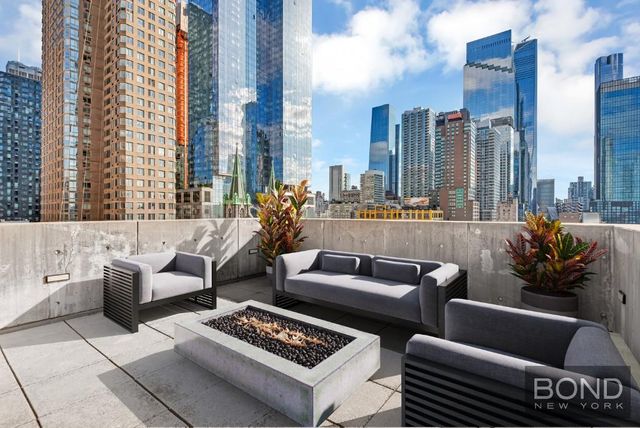 $2,200,000 | 534 West 42nd Street, Unit PH8 | Hell's Kitchen