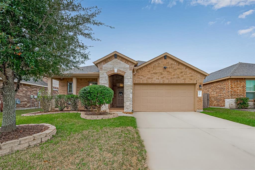 Welcome to 4507 Mondial in Katy's Ventana Lakes. Ventana Lakes amenities include Community Pool, Club House, miles of trails and walking paths along with splash pads and parks.