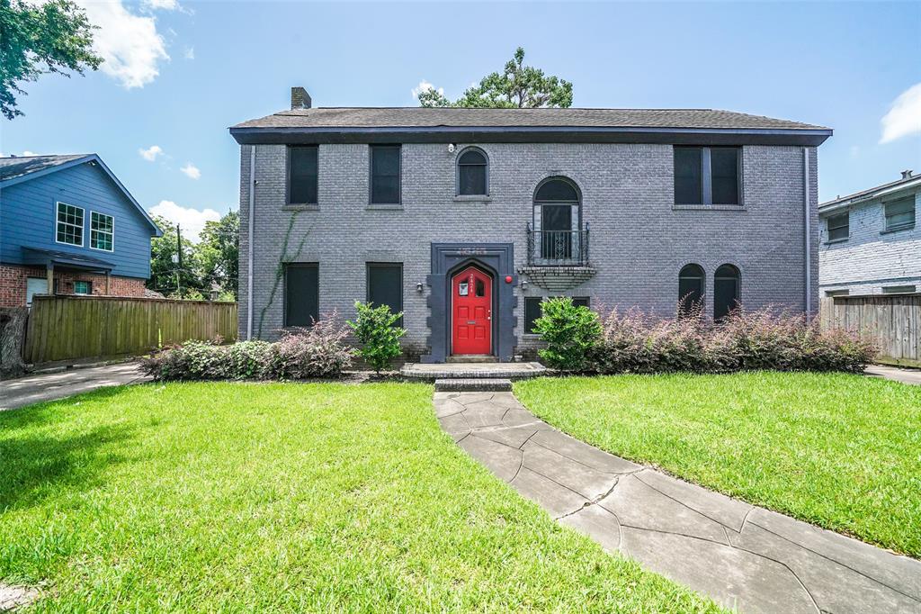 a front view of house with yard