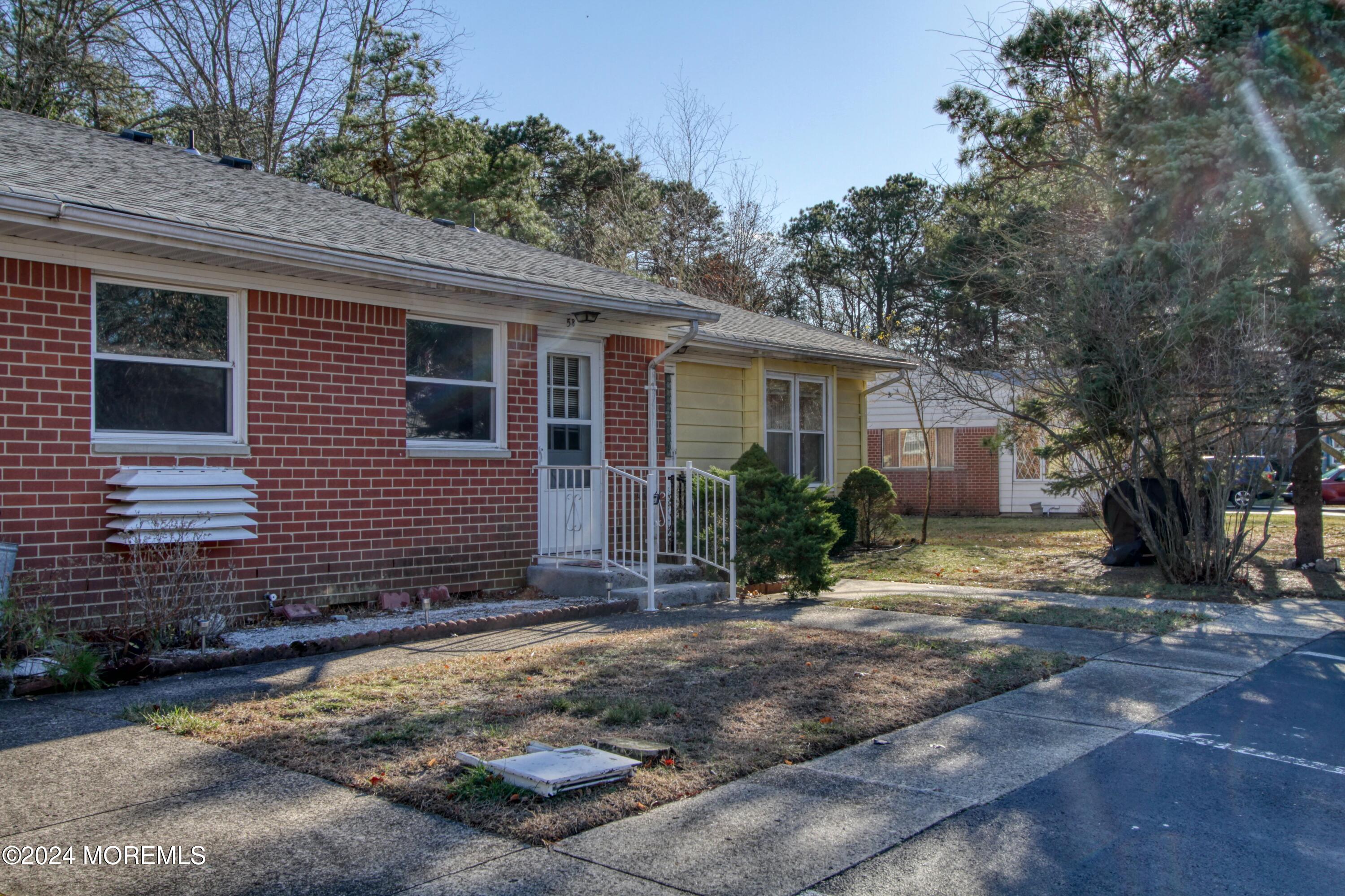 a view of a house with a yard