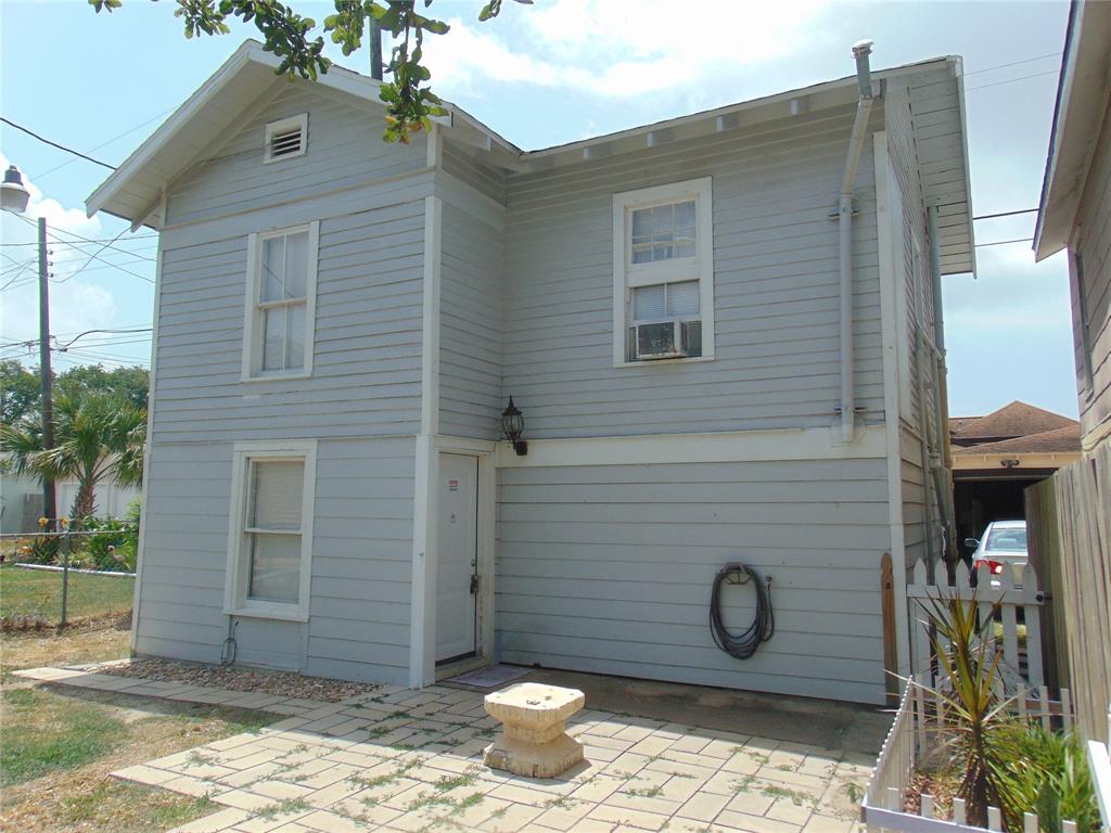 a outdoor view of a house