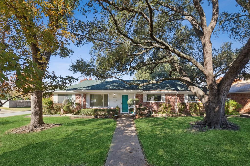 a view of a yard in front of house