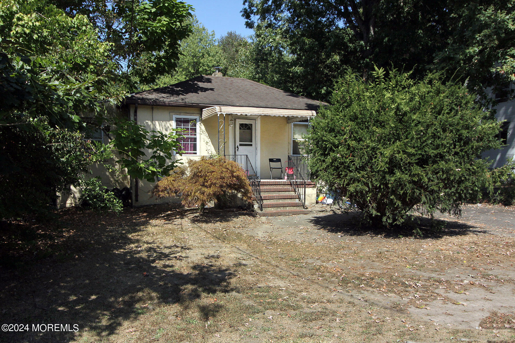 a view of a house with yard and sitting area