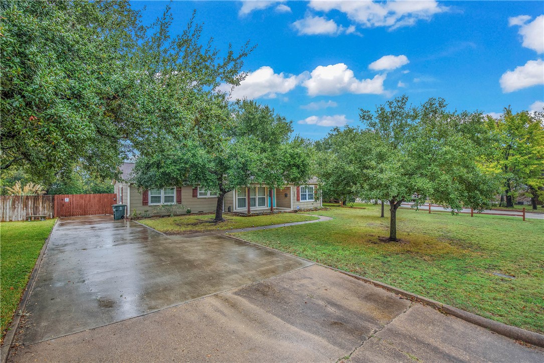 a view of a backyard with green space