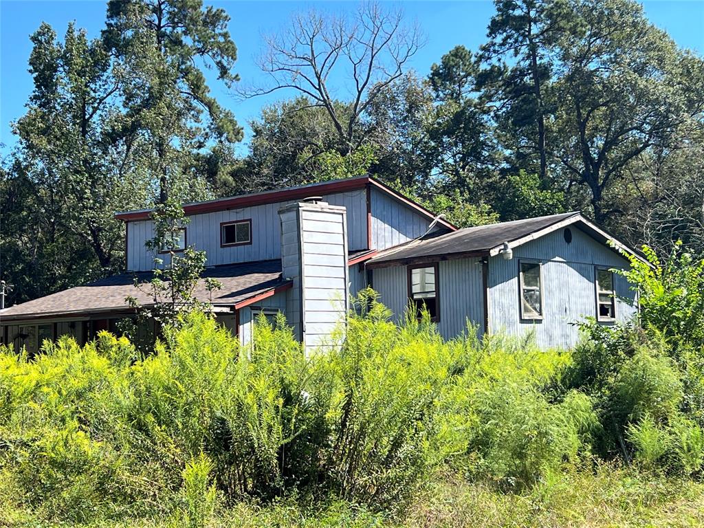 a view of a back yard of the house