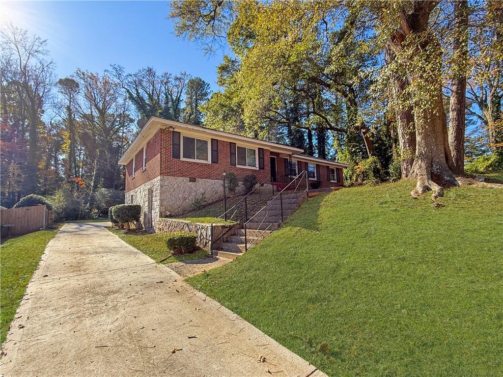 a view of a yard in front of house