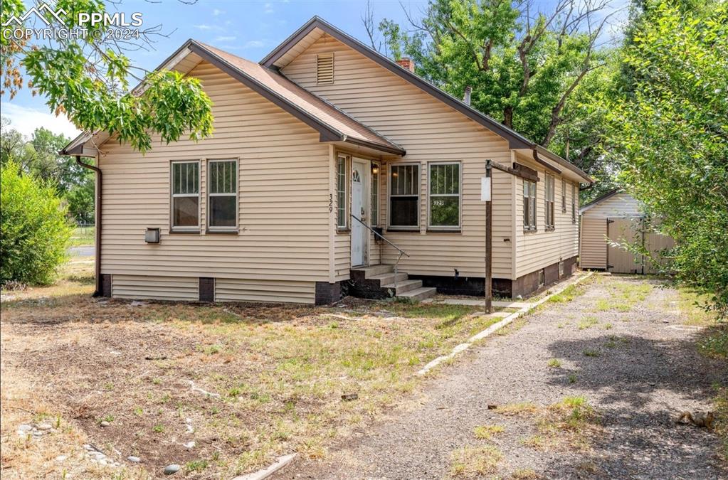 a view of a house with a yard