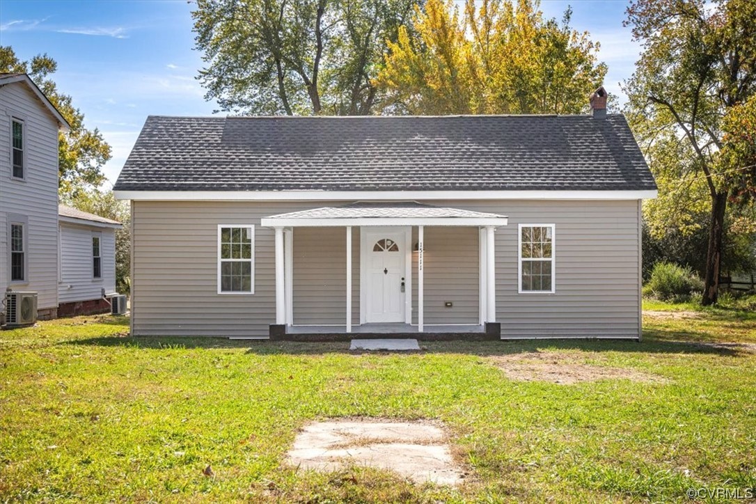 a view of a house with a backyard