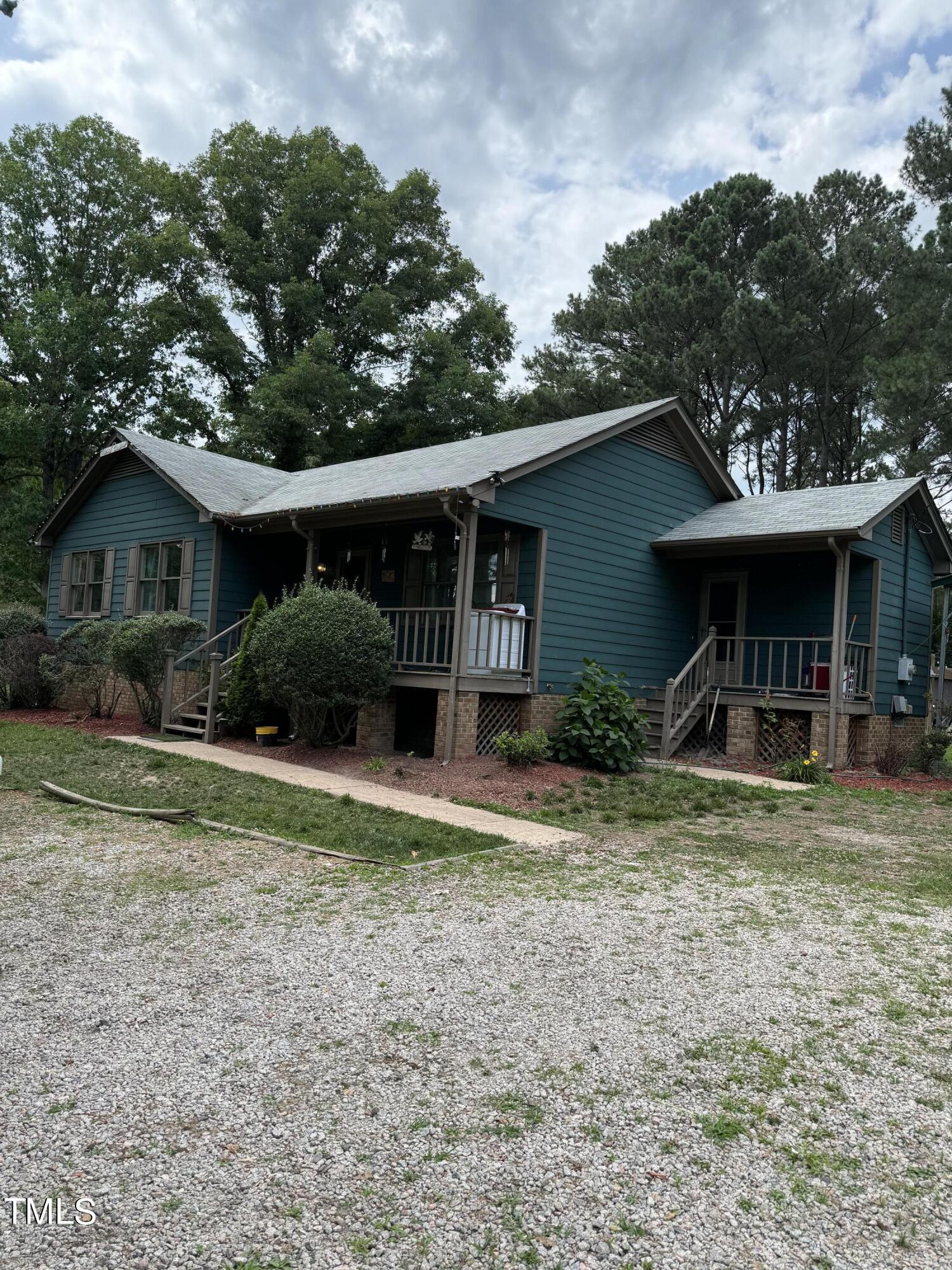 a view of a house with backyard and garden