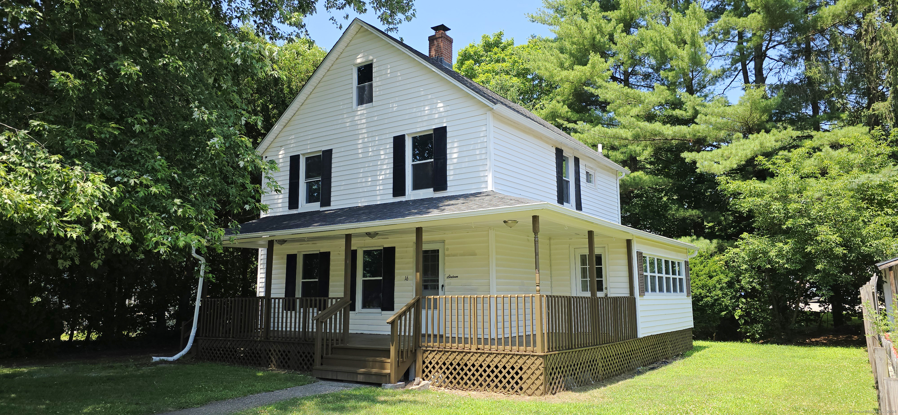 a view of a house with backyard and garden