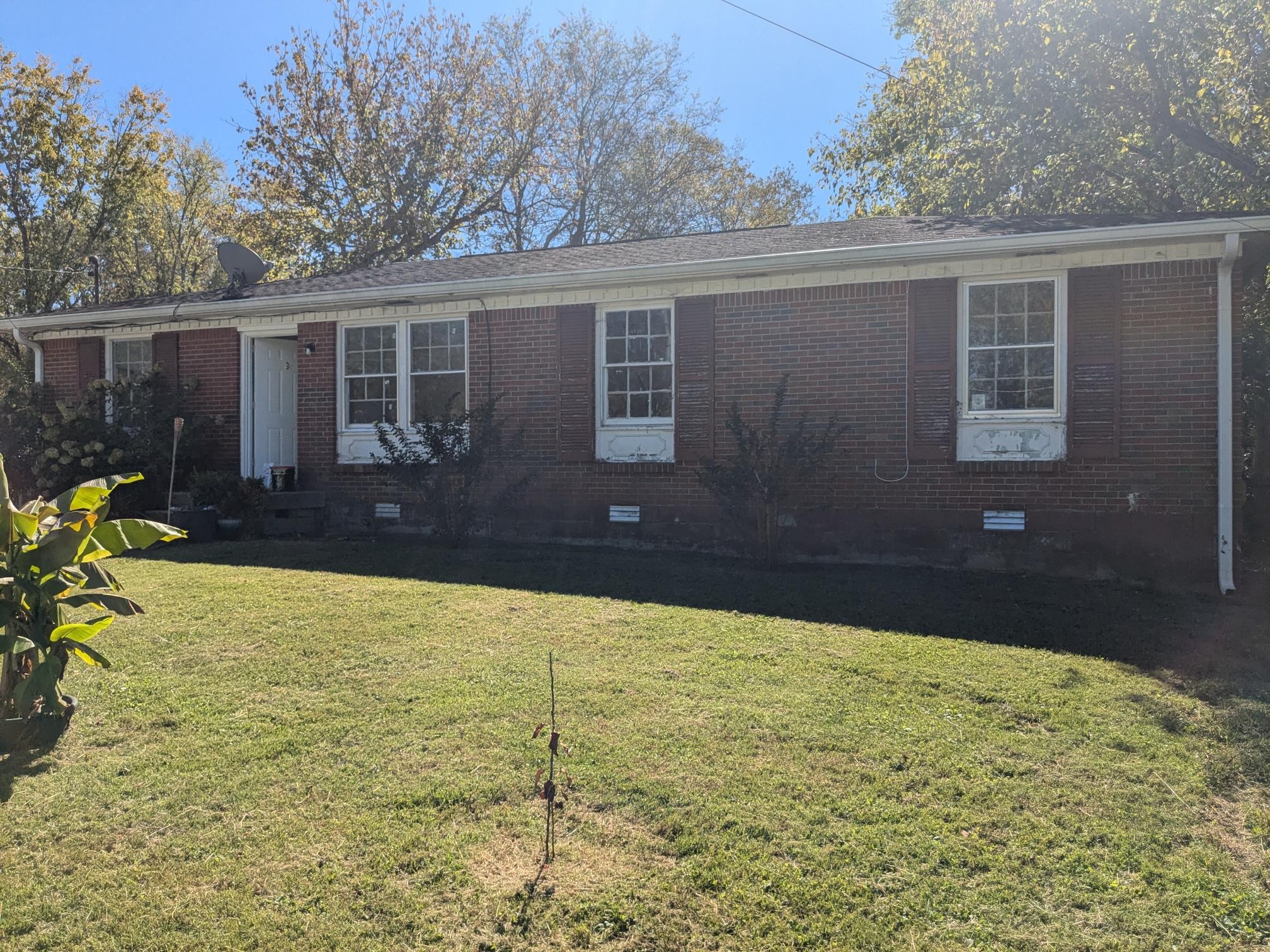 a front view of house with yard