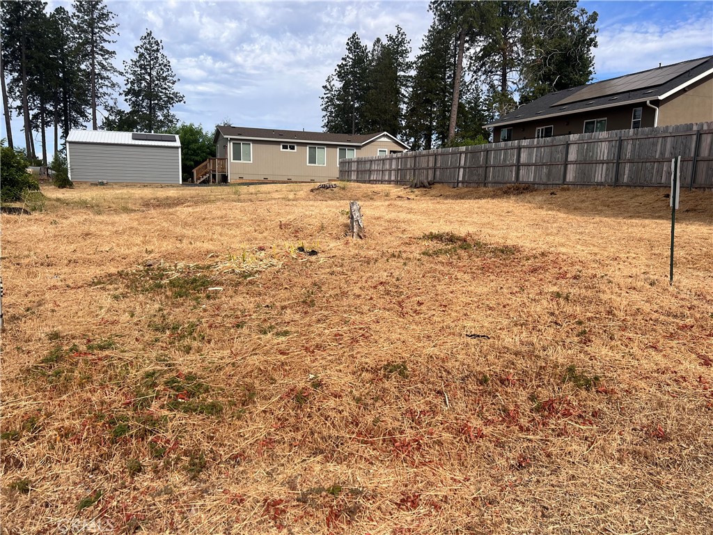 a house view with backyard space