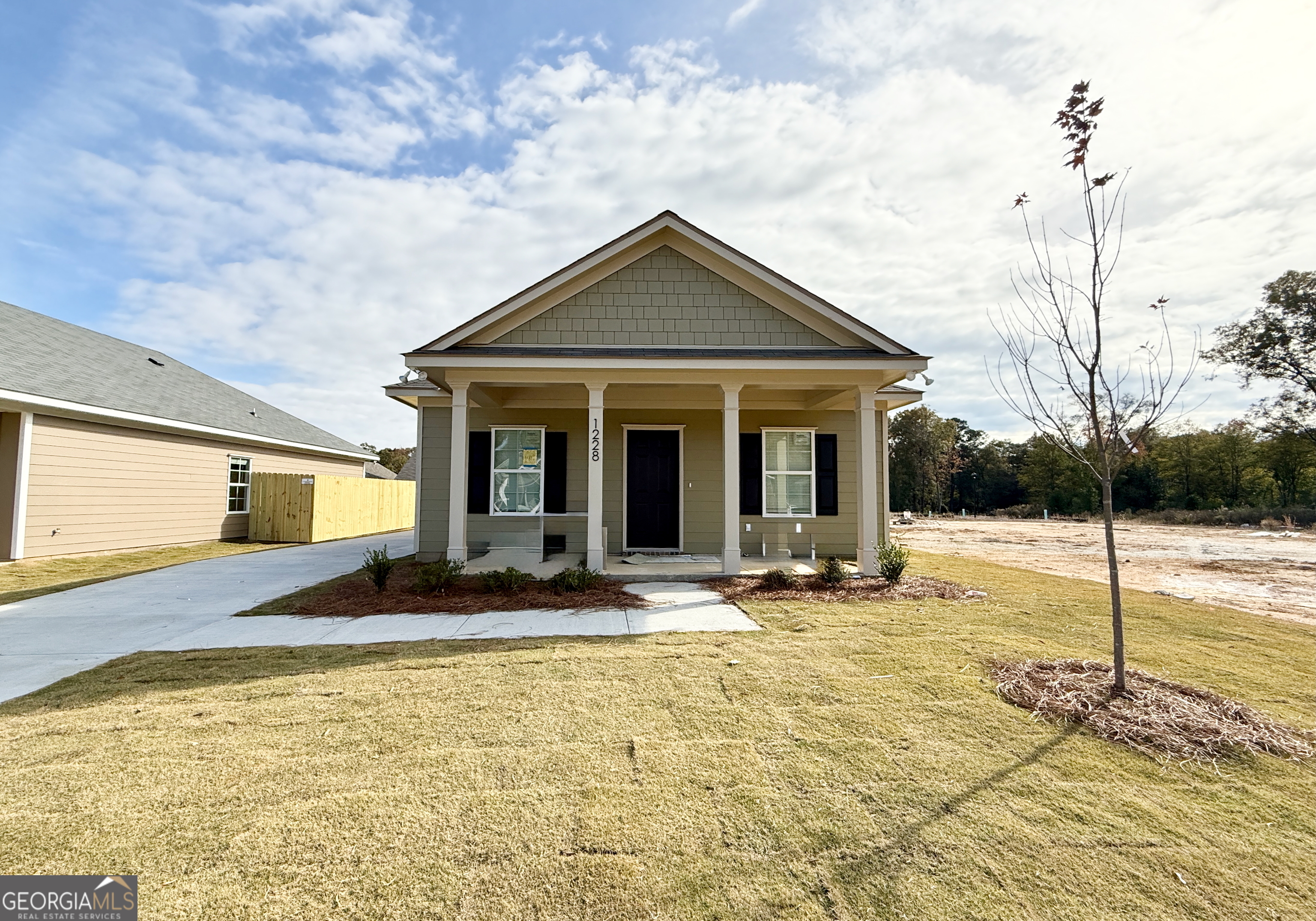 a view of a house with backyard and roof