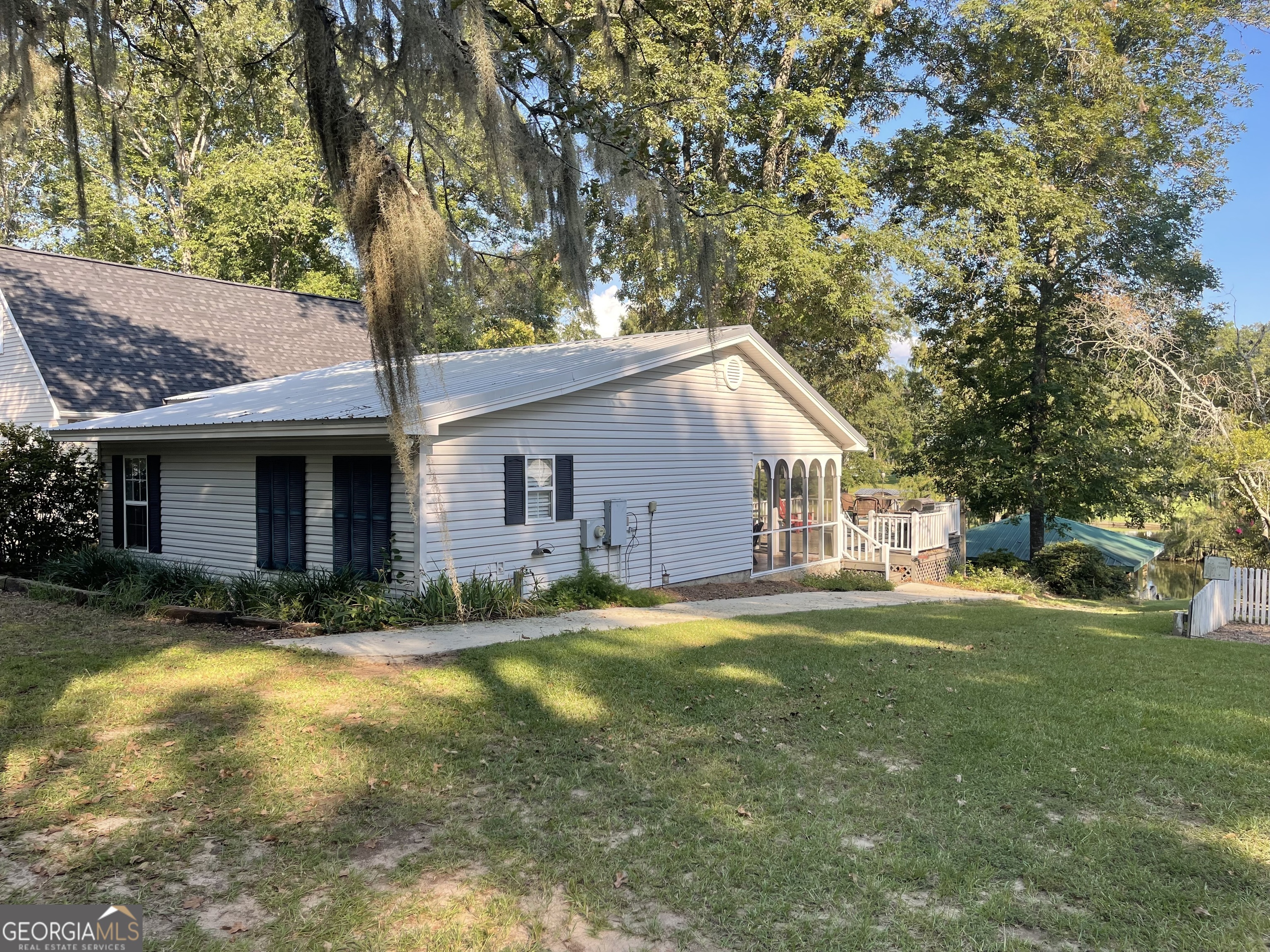 a view of a yard in front of house