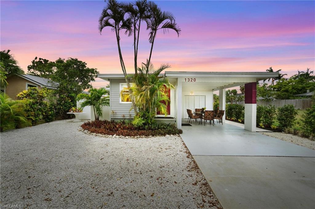 a view of a house with backyard and tree