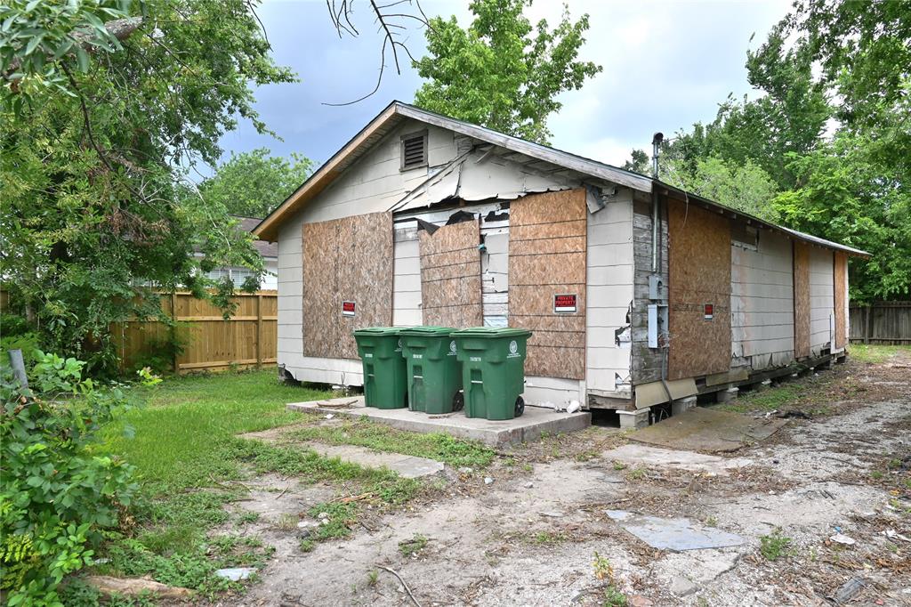 a view of a house with backyard