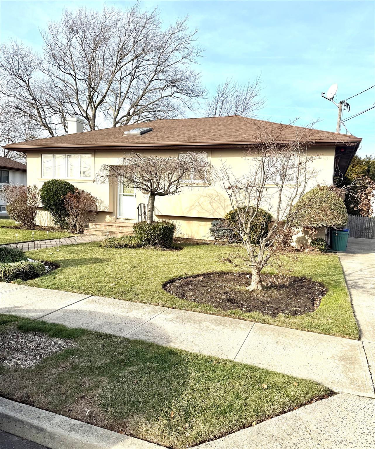 View of front of house with a front yard