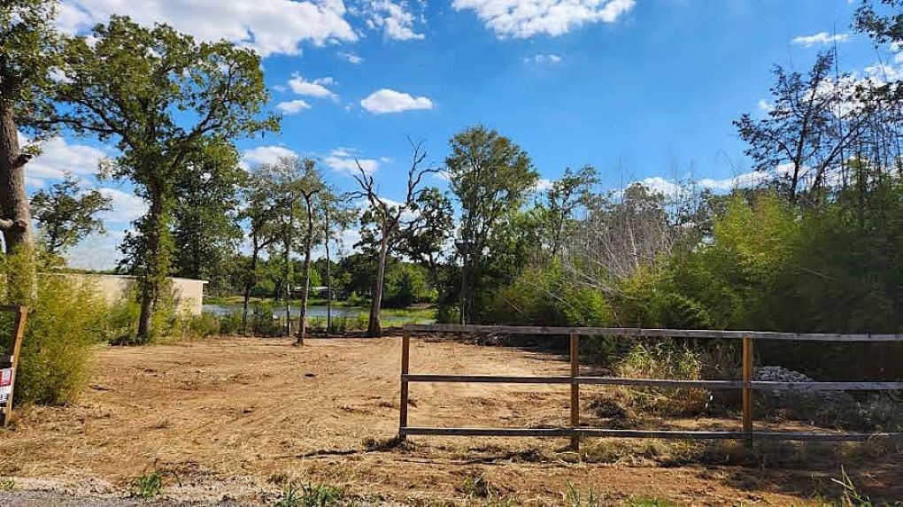 a view of a backyard