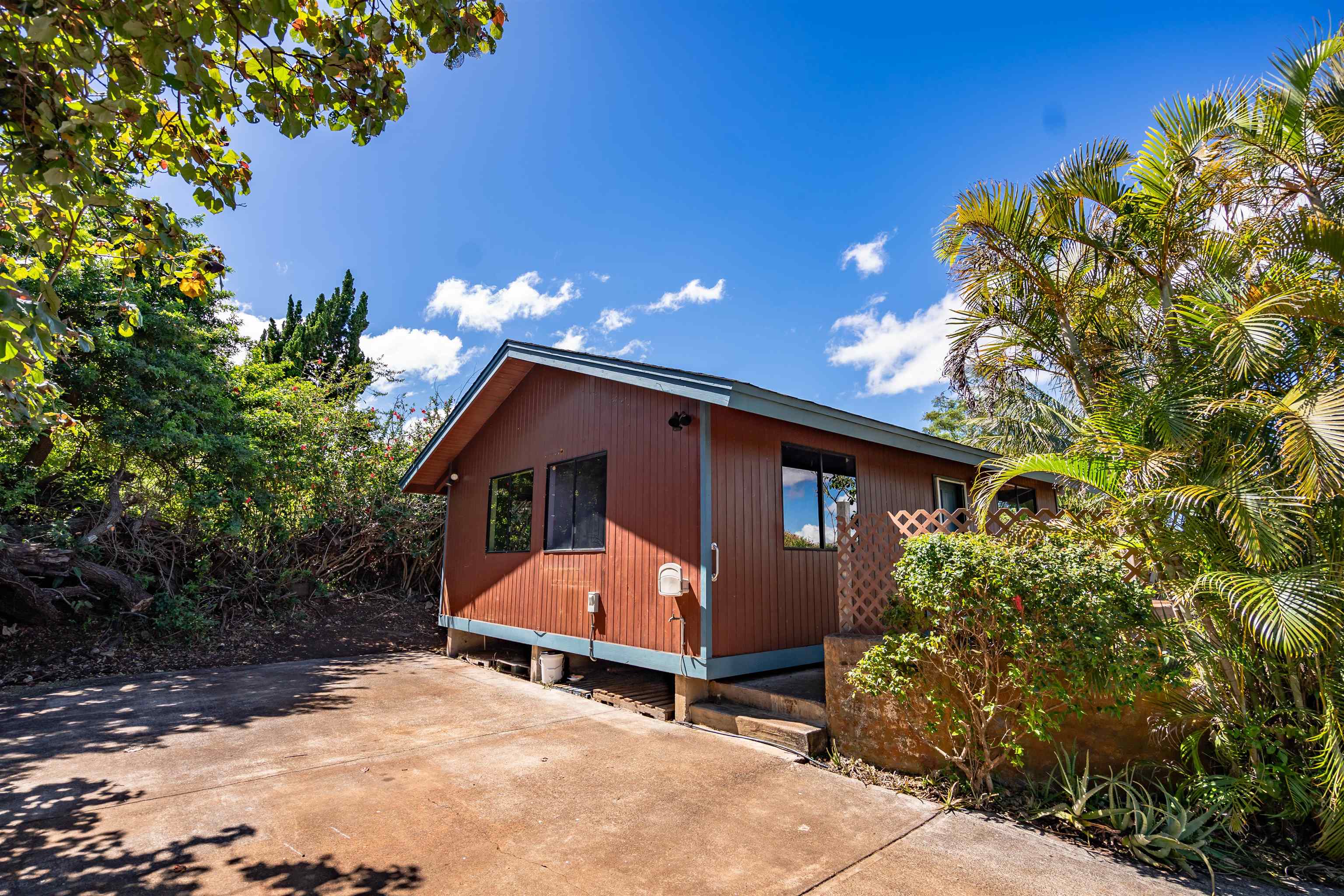 a view of a house with backyard and trees