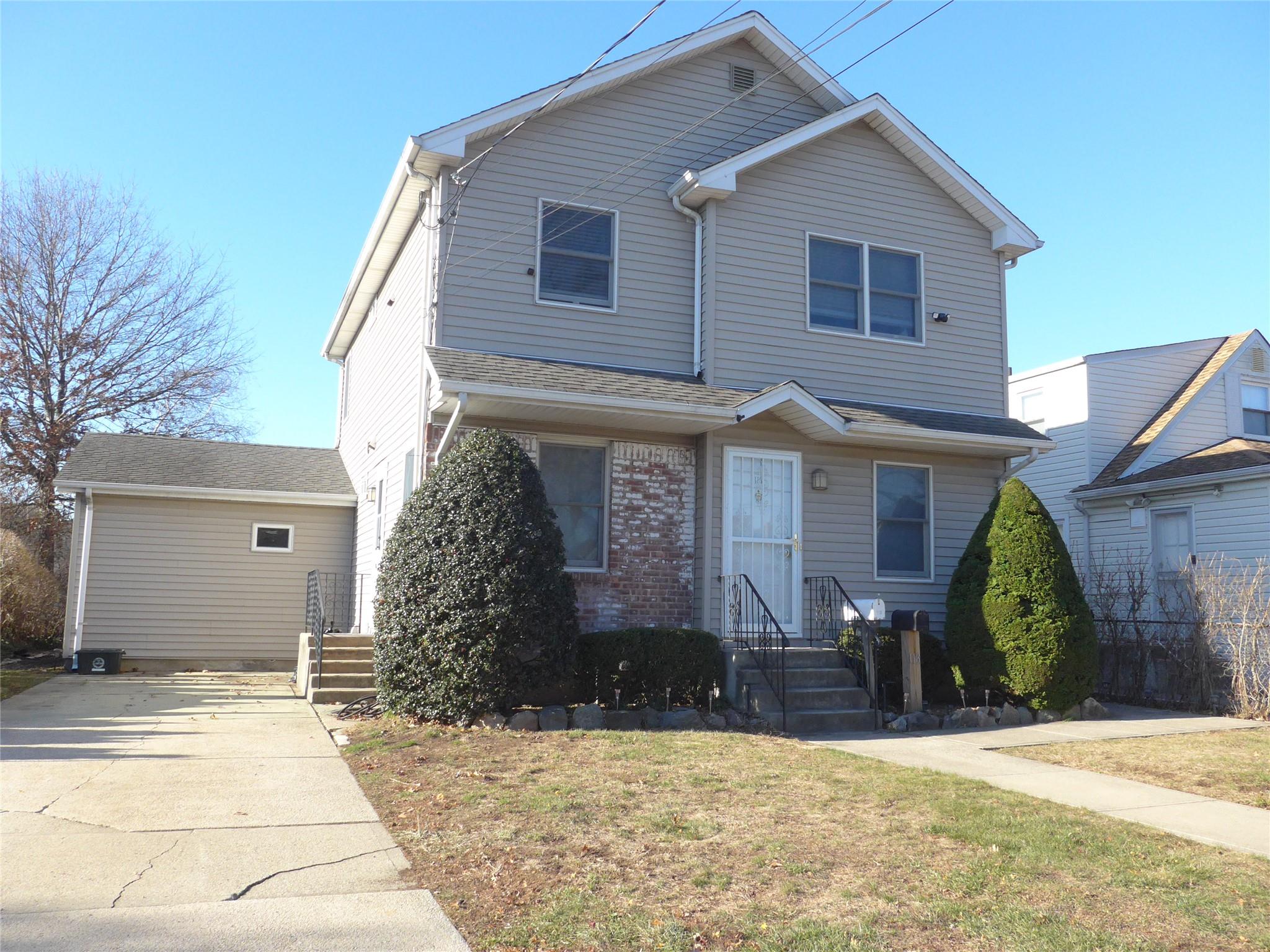 Front facade featuring a front yard