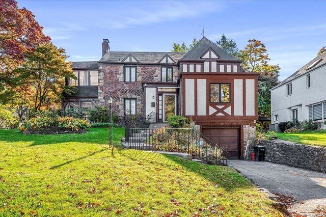 $1,468,000 | 38 Old Pond Road | Great Neck