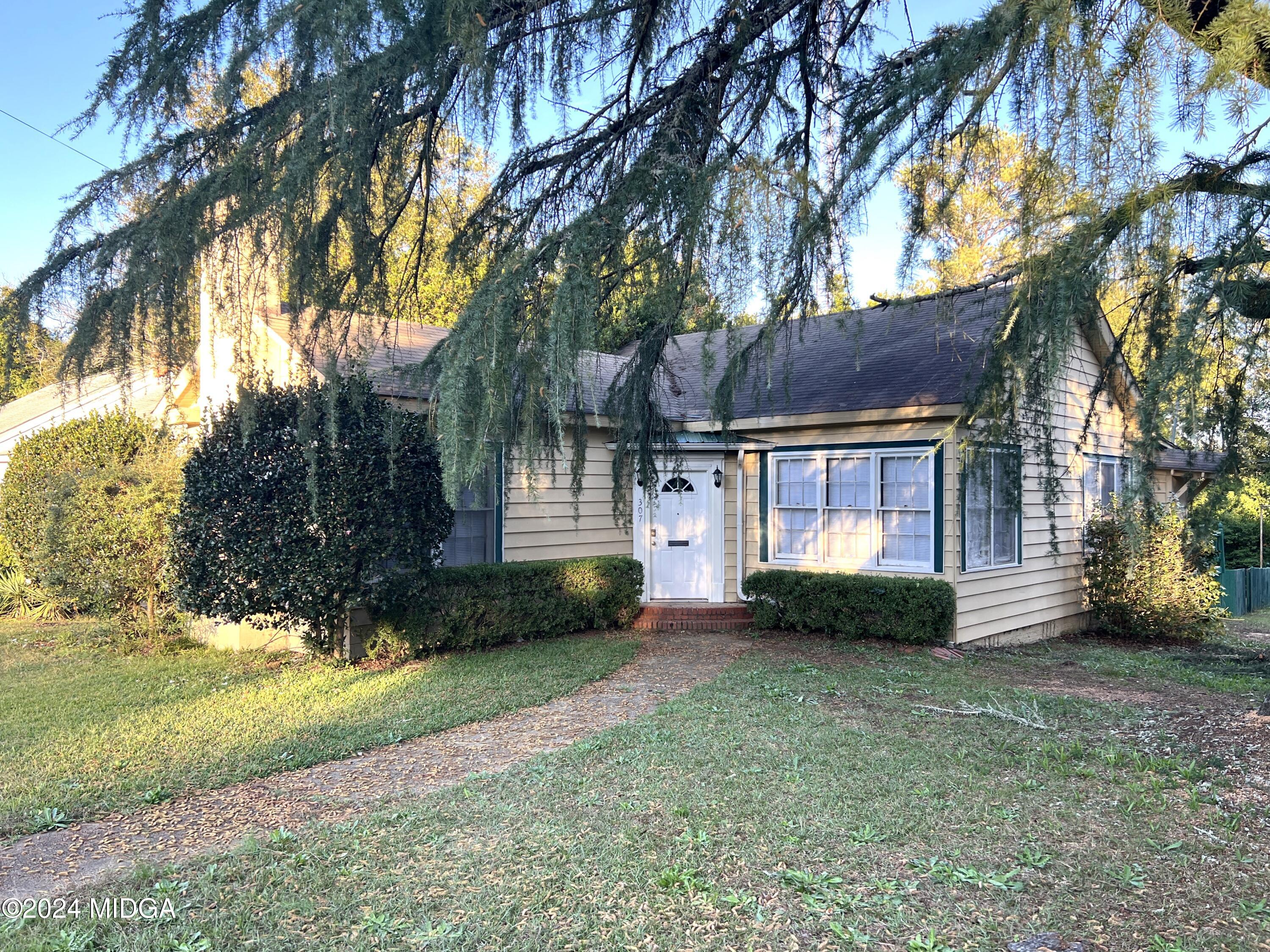 a view of a house with a yard