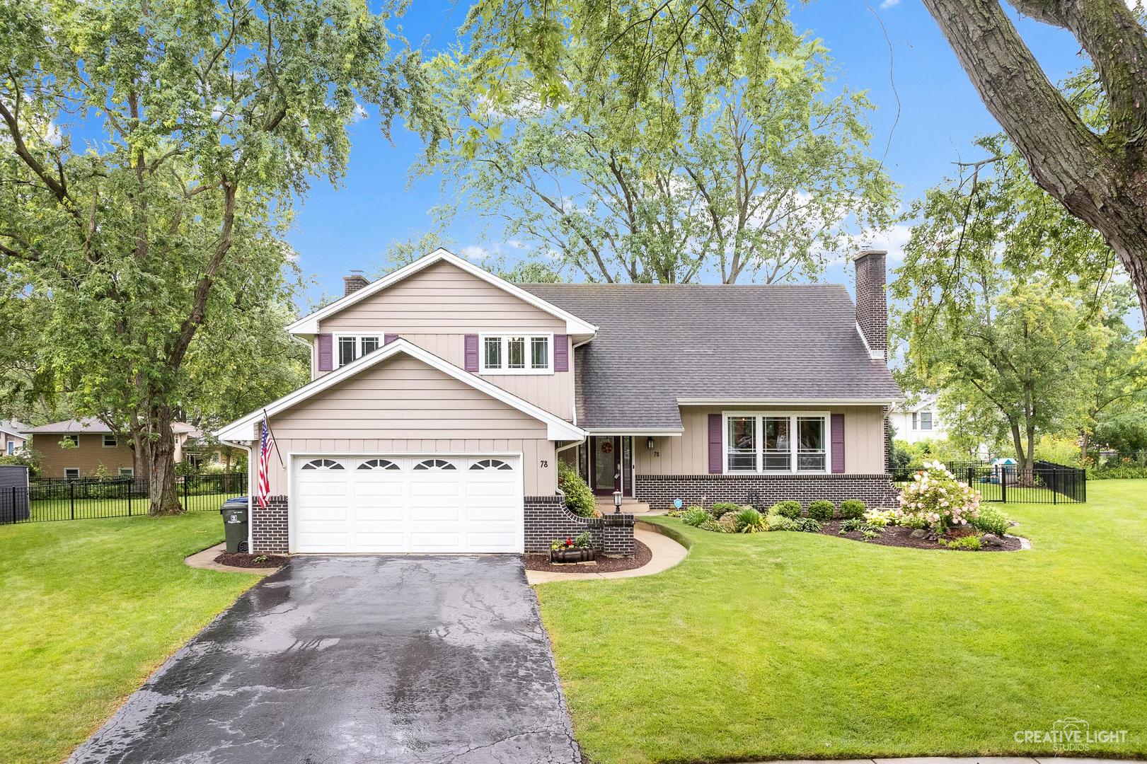 a view of a yard in front of house