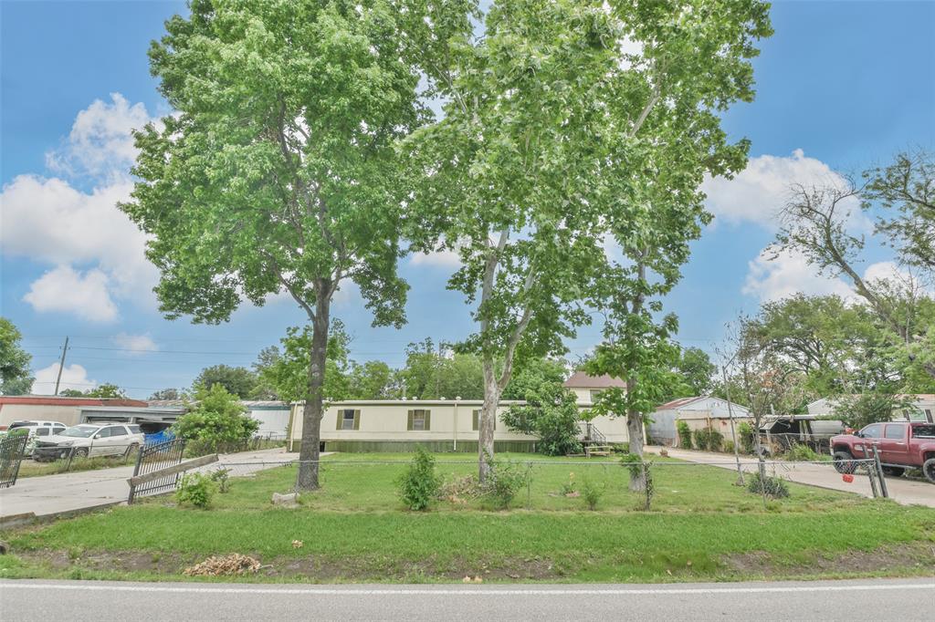 9714 Plum Ridge - over 1/3 of an acre just inside Sam Houston Parkway