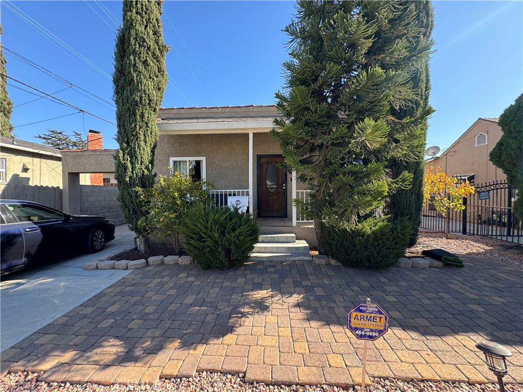 a view of a house with a yard