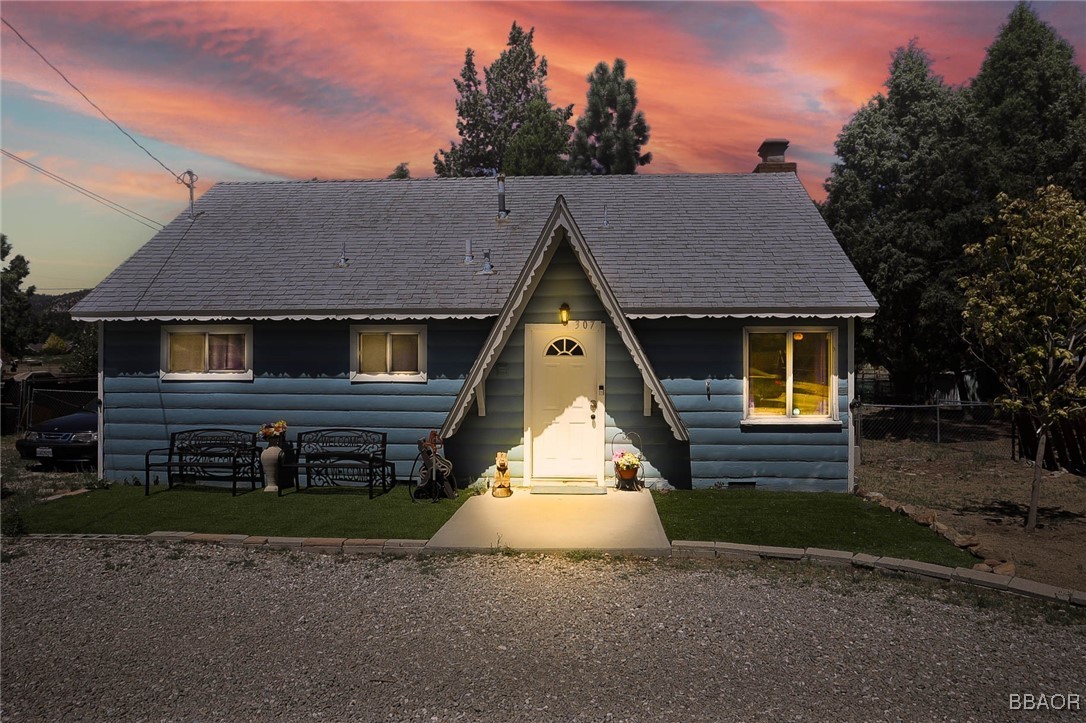 a view of a house with a yard