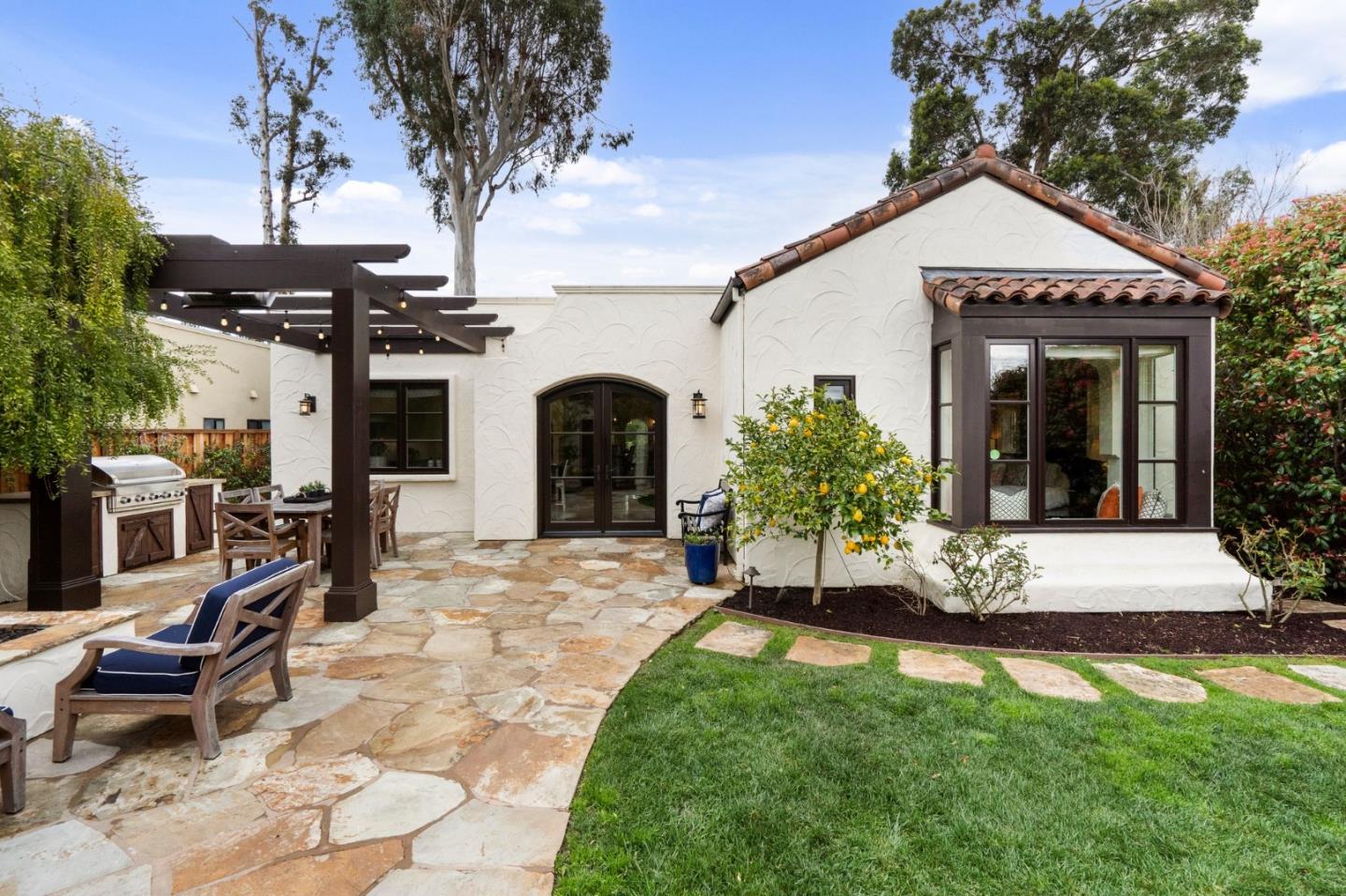 a view of a house with backyard and porch