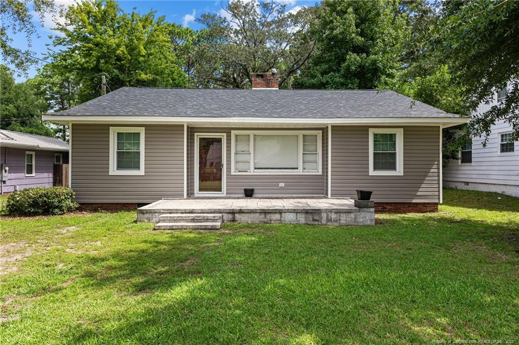 a view of a house with a yard