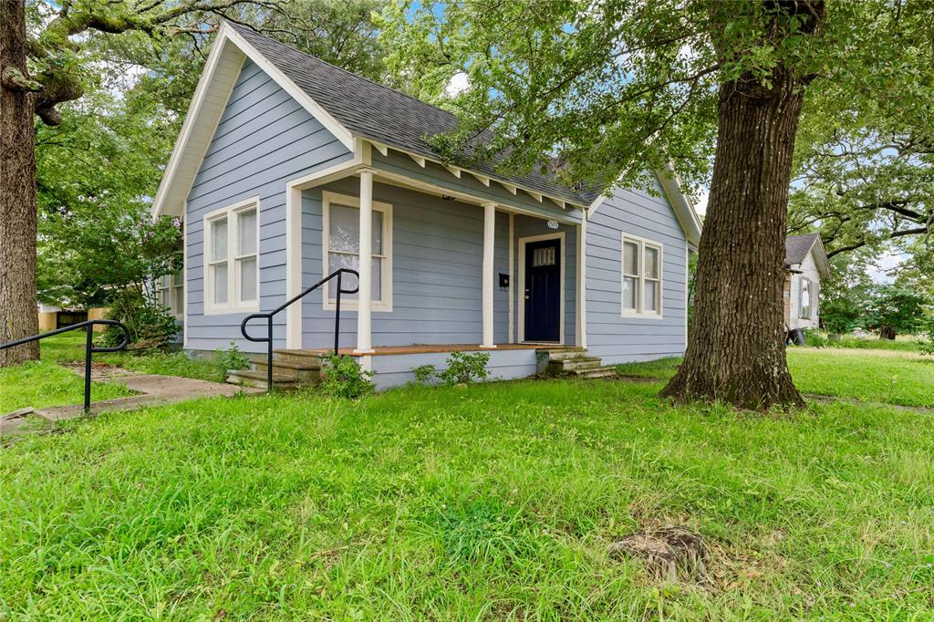 a view of a house with a backyard