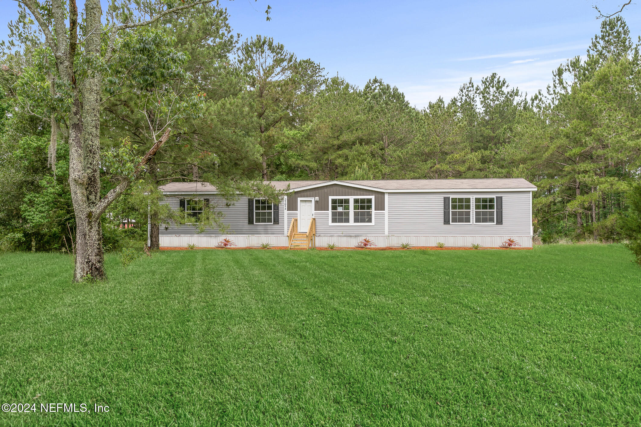 a view of a house with backyard and garden