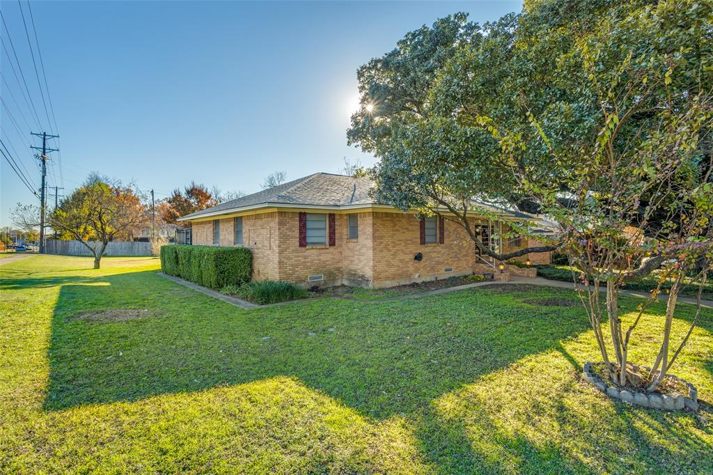 a view of a house with a backyard