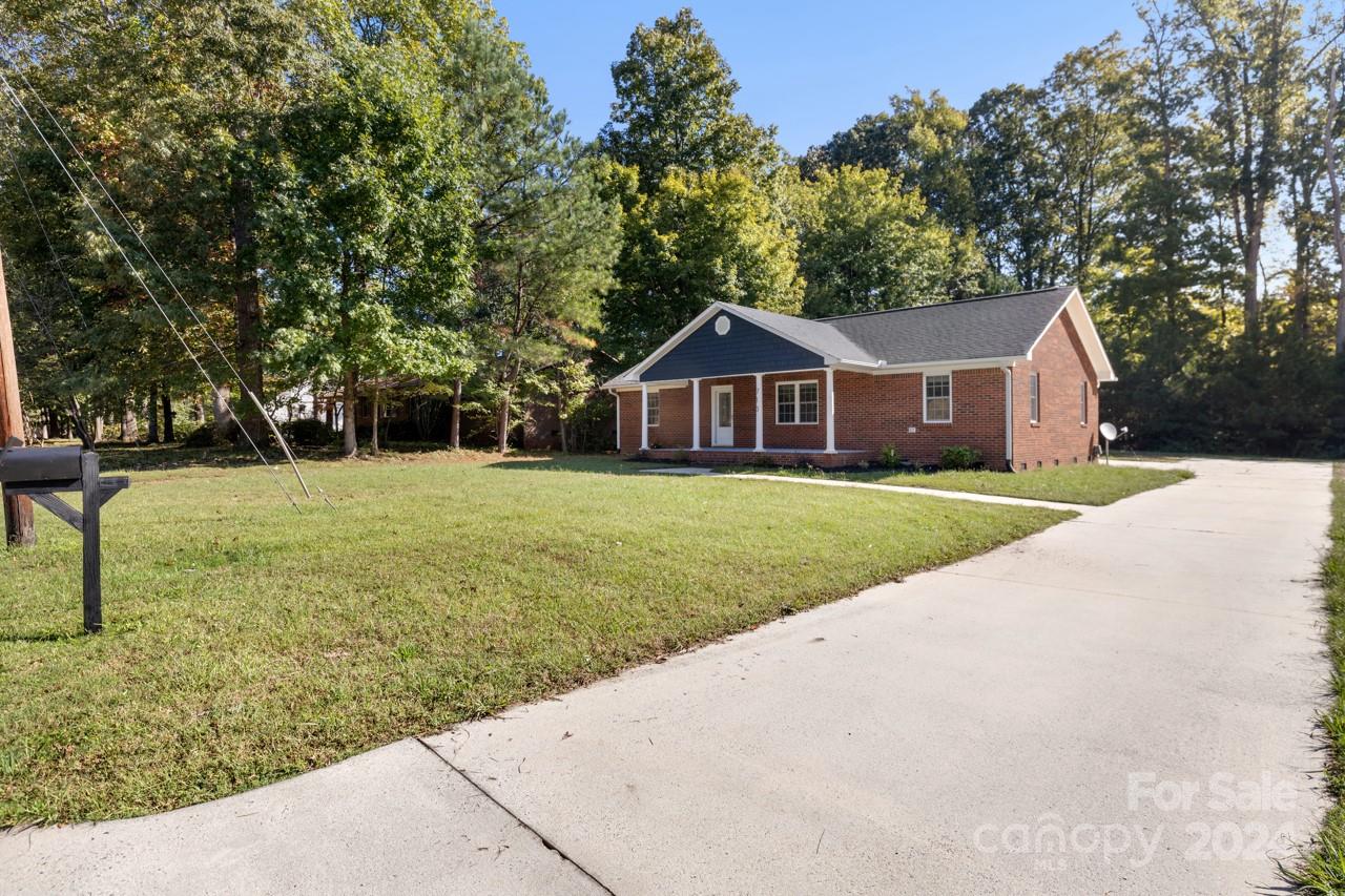 a view of a house with a yard