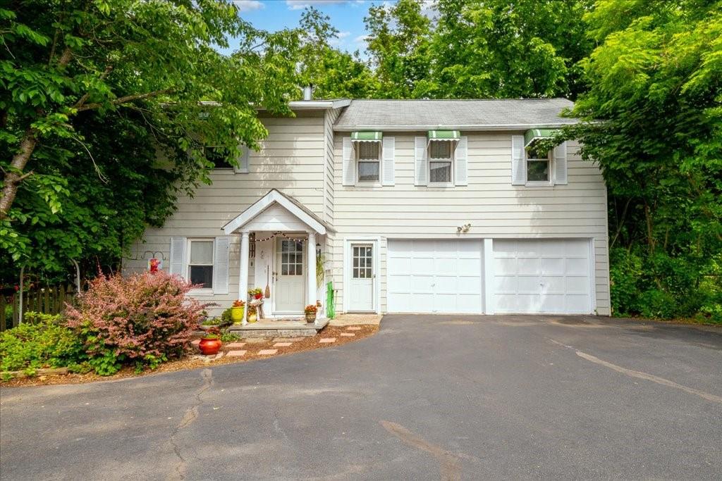 a view of a house with backyard and garden