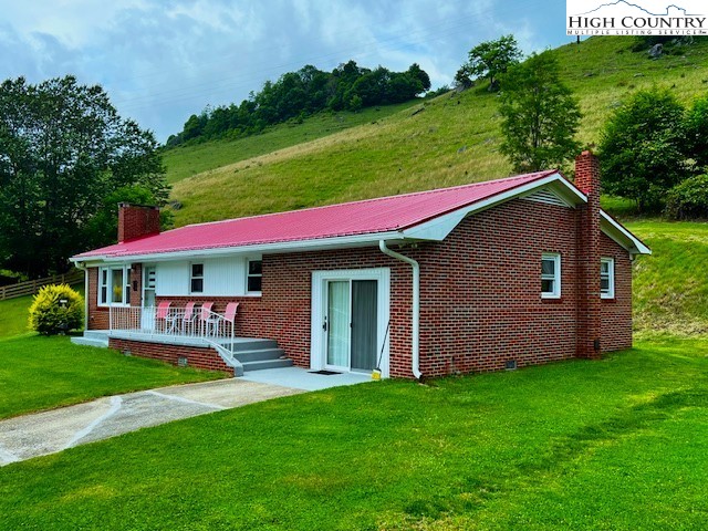 a view of a house with a yard