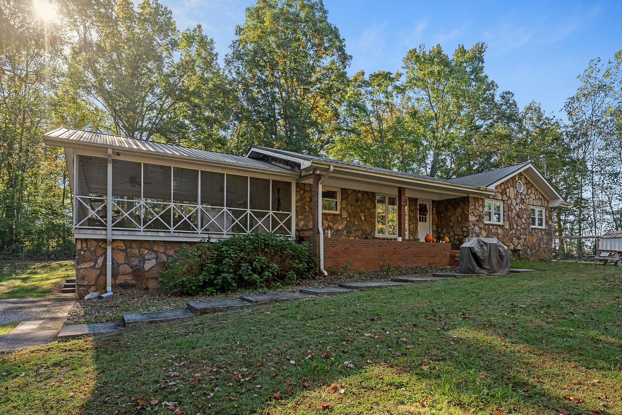 a view of a house with backyard